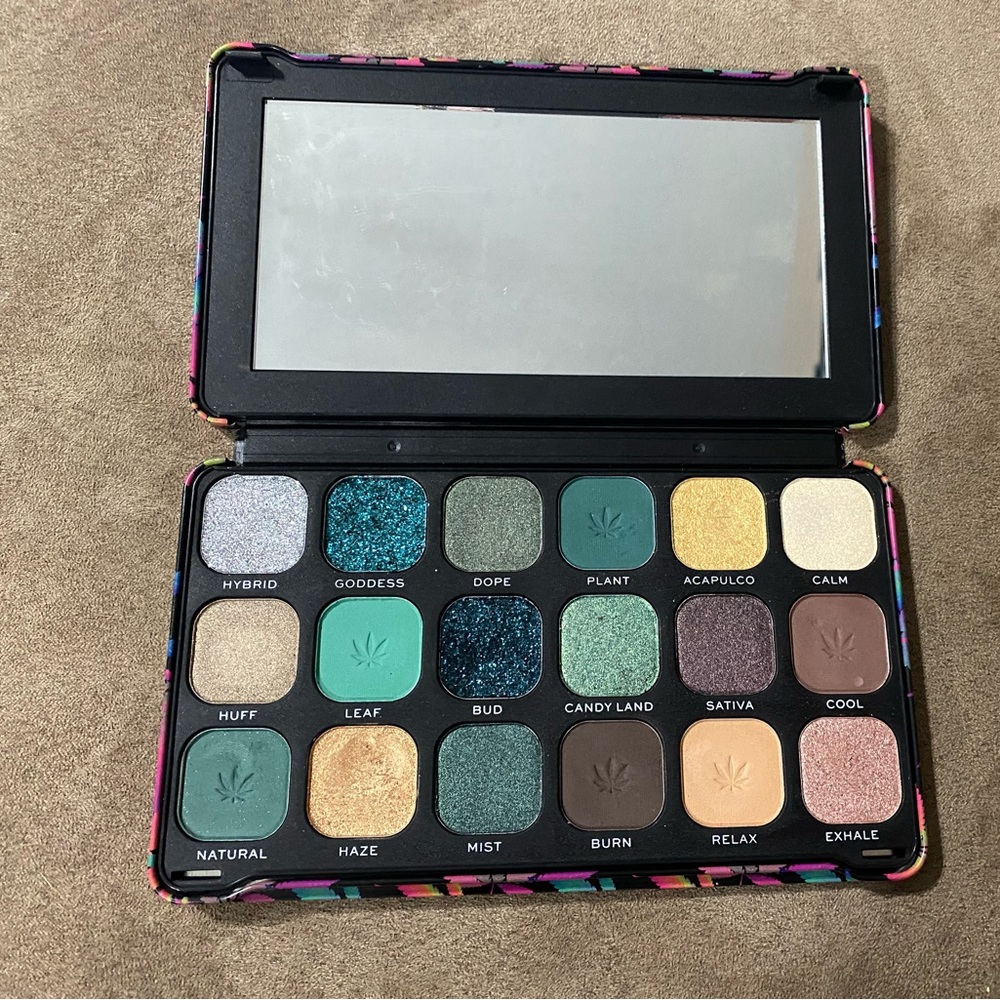 REVOLUTION eyeshadow palette